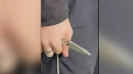 Un elev de 13 ani din județul Timiș și-a AGRESAT mai mulți colegi, iar pe o fată a rănit-o cu o foarfecă. Incidentul a fost filmat