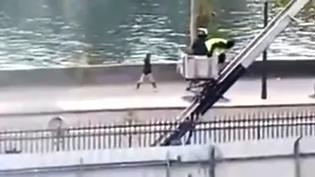 Noi imagini cu jaful de la Luvru. Hoții au fost filmați când coboară cu macaraua și se fac nevăzuți