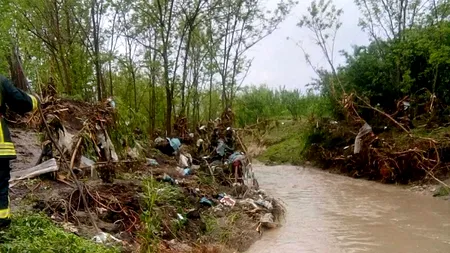 O bătrână din Botoșani, căutată de 24 de ore, după ce ar fi fost luată de viitură - FOTO