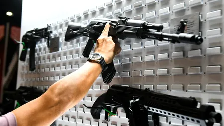 Miami vrea să scoată armele din circulaţie și să le trimită ucrainenilor. Cât primeşte un cetăţean care predă o pușcă de asalt