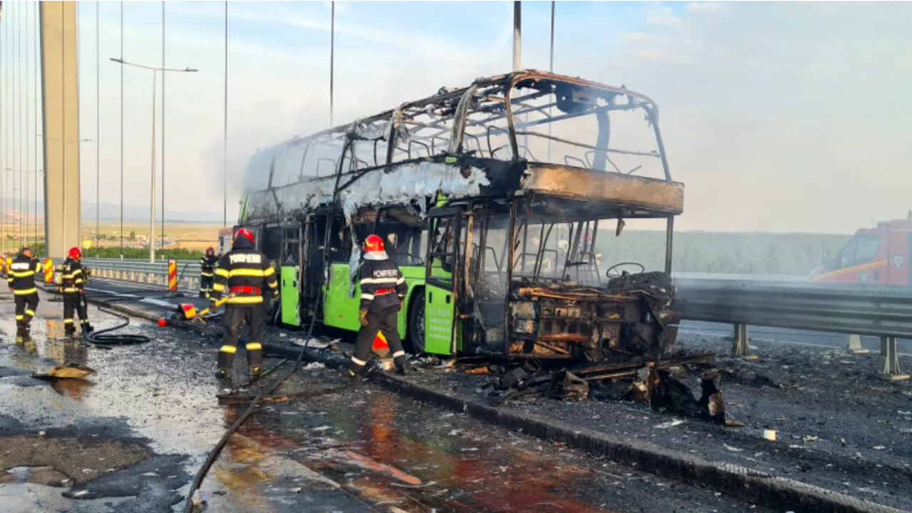 A ars ca o torță! Un autocar cu cetățeni ucraineni a luat FOC pe podul de la Brăila