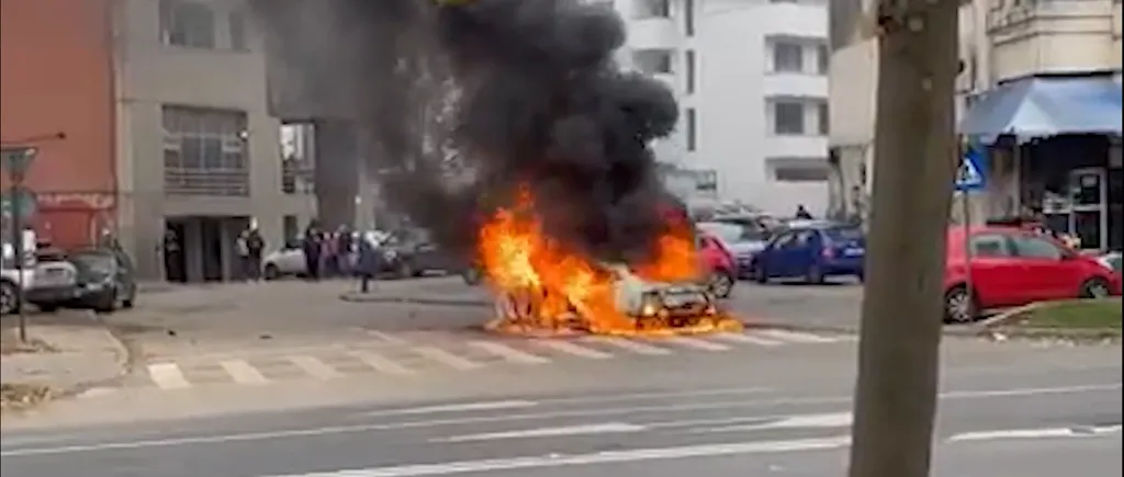 VIDEO | O mașină a luat foc și a ars în integralitate, în centrul Capitalei. Incidentul a avut loc în zona Piața Unirii