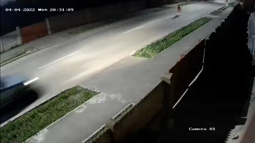 VIDEO | O femeie a fost spulberată de o mașină pe o stradă din localitatea Băilești. Momentul tragediei, surprins de camerele de supraveghere din zonă