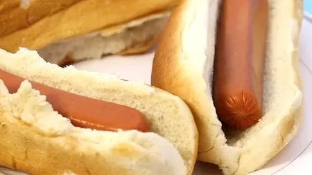 Ce au în componență, de fapt, crenvurștii de porc din supermarket. Conțin o „bombă chimică” pentru sănătate