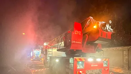 INCENDIU violent într-o zonă cu multe case din Sectorul 2. Trei RĂNIȚI au fost duși la spital, zeci de persoane au fost evacuate