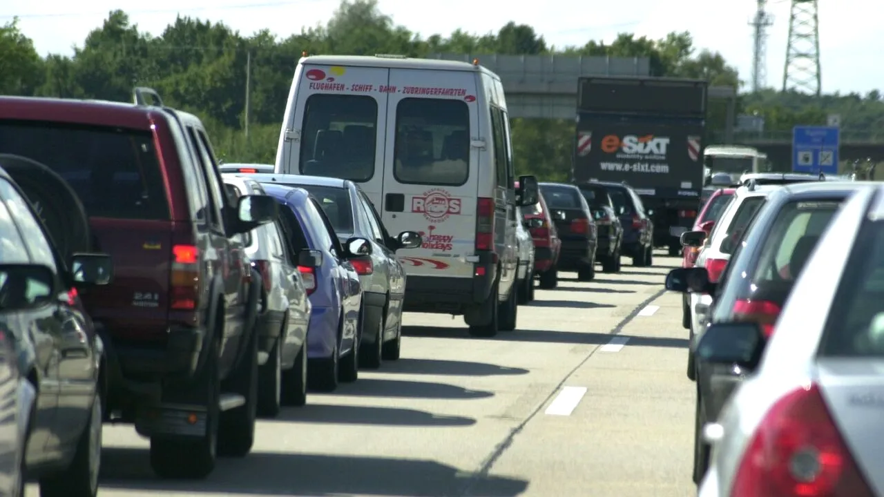 Haos și nervi întinși la maximum pe Valea PRAHOVEI după închiderea Văii Oltului. Coloane interminabile de TIR-uri: 