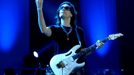 Basistul trupei Vița de Vie pleacă în turneu cu Steve Vai