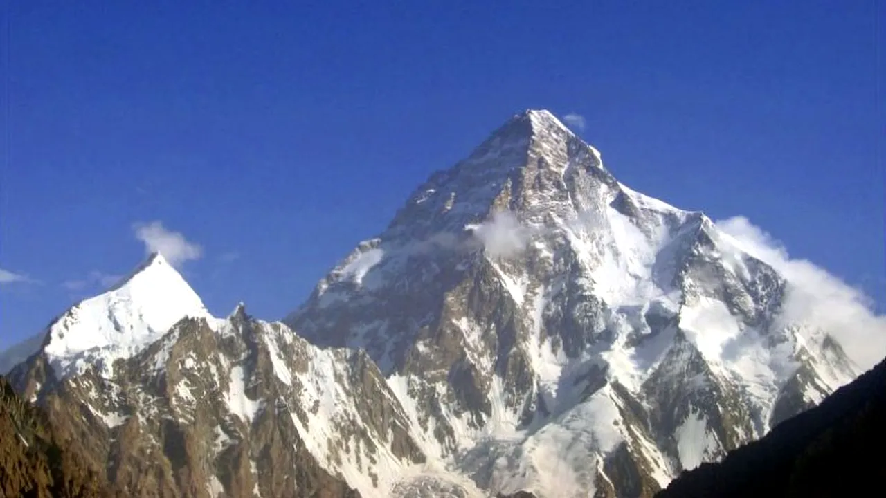Alpiniști dispăruţi în timpul ascensiunii pe K2. Autoritățile sunt în alertă maximă, au fost trimise două elicoptere ale Armatei