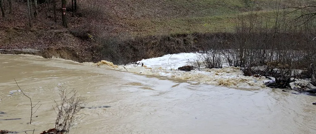 Salvatorii, puși degeaba pe drumuri de câțiva turiști izolați pe malul unei ape: Au trecut singuri râul, cu mașina lor. Acum sunt acasă