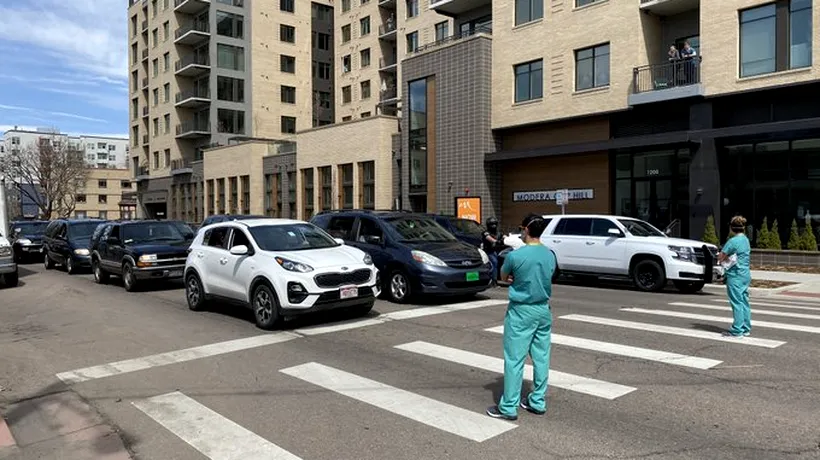 VIDEO. În încercarea de a opri protestele anti-carantină, medicii au stat în fața mașinilor / Protestatar: Mergeţi în China dacă doriţi comunism