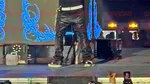 Trapperul Ian îi asigură pe fani că turneul său va continua în ciuda pedepsei primite de la judecători după ce a urinat pe scenă