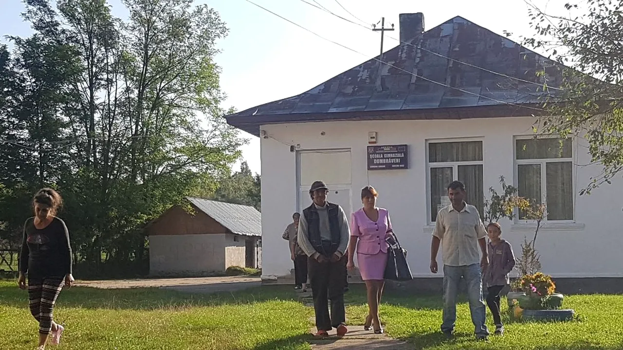 Sute de școli DESFIINȚATE sau COMASATE în țară. Elevii, puși pe drum să ajungă în sala de clasă