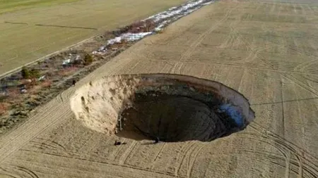 Un CRATER uriaș s-a format în Turcia, după cutremurul de 4,3