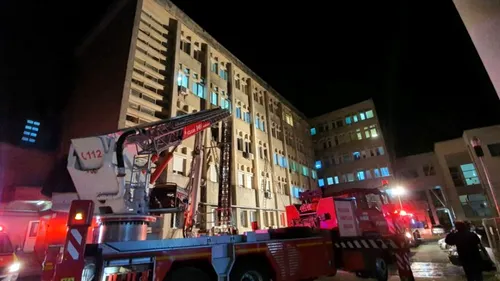 Pompierii care i-au scos din foc pe bolnavii intubați în salonul morții sunt suspecți de COVID-19. Au fost băgați direct în izolare!