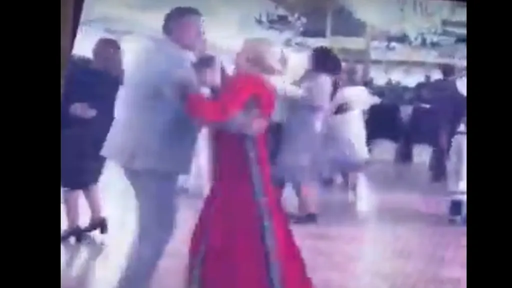 Cum se descurcă Viorica Dăncilă la învârtită. Noi imagini de la nunta din Maramureș - VIDEO
