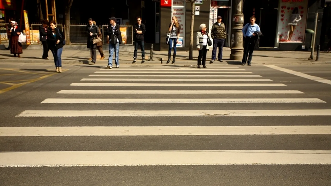 Fetiță de șase ani, lovită de o mașină pe o trecere de pietoni din Bistrița