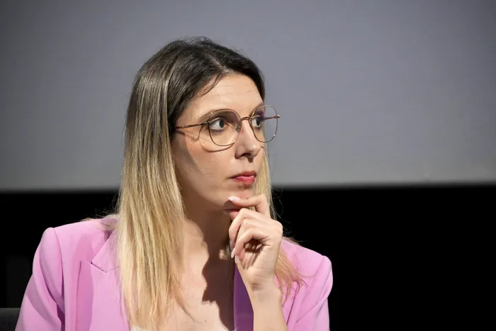 Diana Buzoianu râde de programul de guvernare al lui Veștea: 