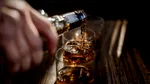 Războiul Trump-Canada ajunge în paharele americanilor. Alcoolul canadian, interzis în SUA. Portița prin care whisky-ul poate ajunge totuși peste graniță