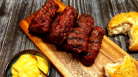 Vlogger englez, uimit savoarea inconfundabilă a MICILOR de la Terasa Obor: 