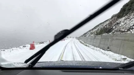 Ninsoare abundentă pe DN67C Novaci -Rânca. Vizibilitatea e sub 100 de metri. Decizia luată de poliția rutieră. VIDEO