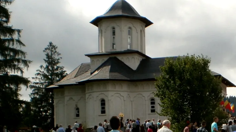 Peste o mie de credincioși, la hramul Mănăstirii Românilor de Pretutindeni de la Izvoru Mureșului 