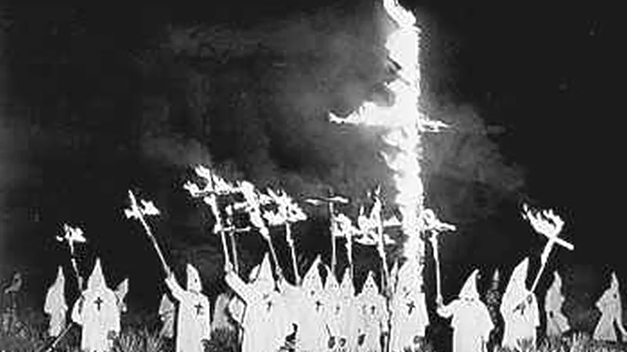 Ku Klux Klan ÎI MOMEȘTE pe copii cu dulciuri