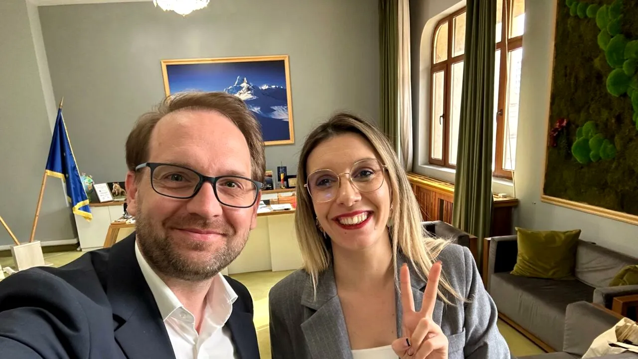 Prima reacție a lui Fritz, după depunerea moțiunii împotriva Dianei Buzoianu. „Sunt supărați pentru că le-a explicat că nu le crește bărbăția dacă țipă și jignesc”