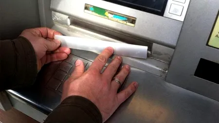 Ce e metoda „Furculița” | Cum fură hoții bani din bancomatele din România. Specialiștii au rămas fără cuvinte