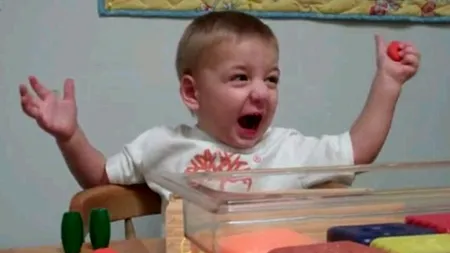 VIDEO EMOȚIONANT. Reacția unui băiețel surd când aude pentru prima dată vocea mamei sale