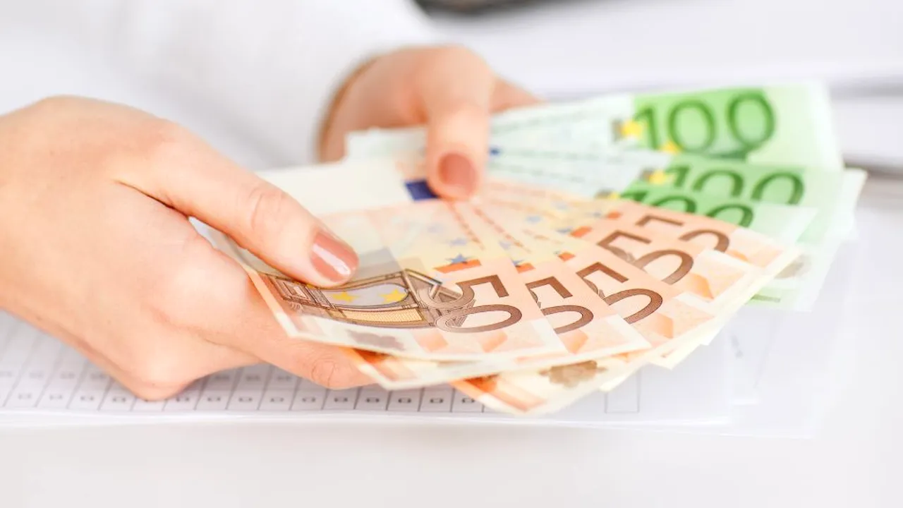 Șpaga în „plină floare” la o școală din București. Secretară, prinsă în flagrant după ce a primit 200 de euro pentru transferul unui elev: „Dă și mie de-o ciorbă. Vreau să văd mărinimia ta”