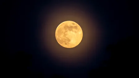 „Luna Căpșună”, spectacolul astronomic vizibil în această seară pe cerul Europei. De unde vine numele și de ce nu are nicio legătură cu culoarea ei