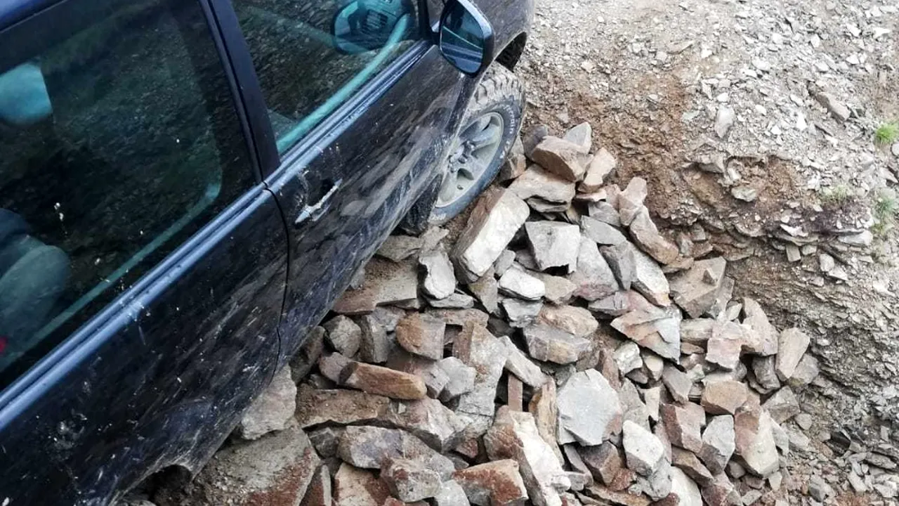 O mașină cu patru turiști, derapată într-o râpă în Masivul Iezer