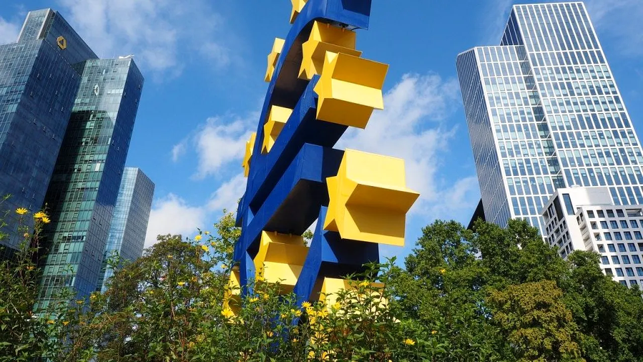 Paschal Donohoe, liderul Eurogrupului: Menținem foarte activ implicarea în criza medicală și econonomică din zona euro / Situația rămâne gravă