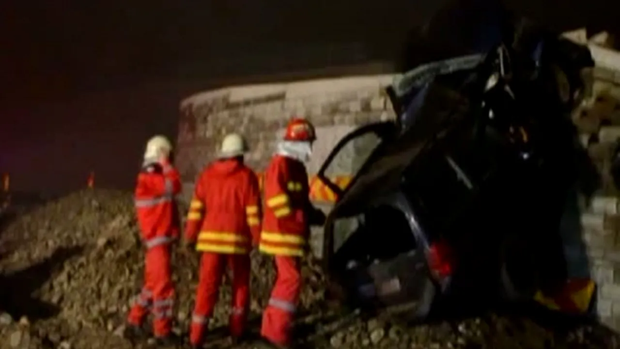 Un tânăr a murit după ce a intrat cu mașina într-un pilon al podului șoselei ocolitoare a Sucevei