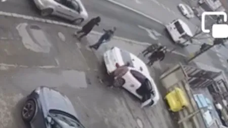 VIDEO | Două tinere, atacate din senin de un bărbat, în Cluj-Napoca. Trecătorii le-au sărit imediat în ajutor