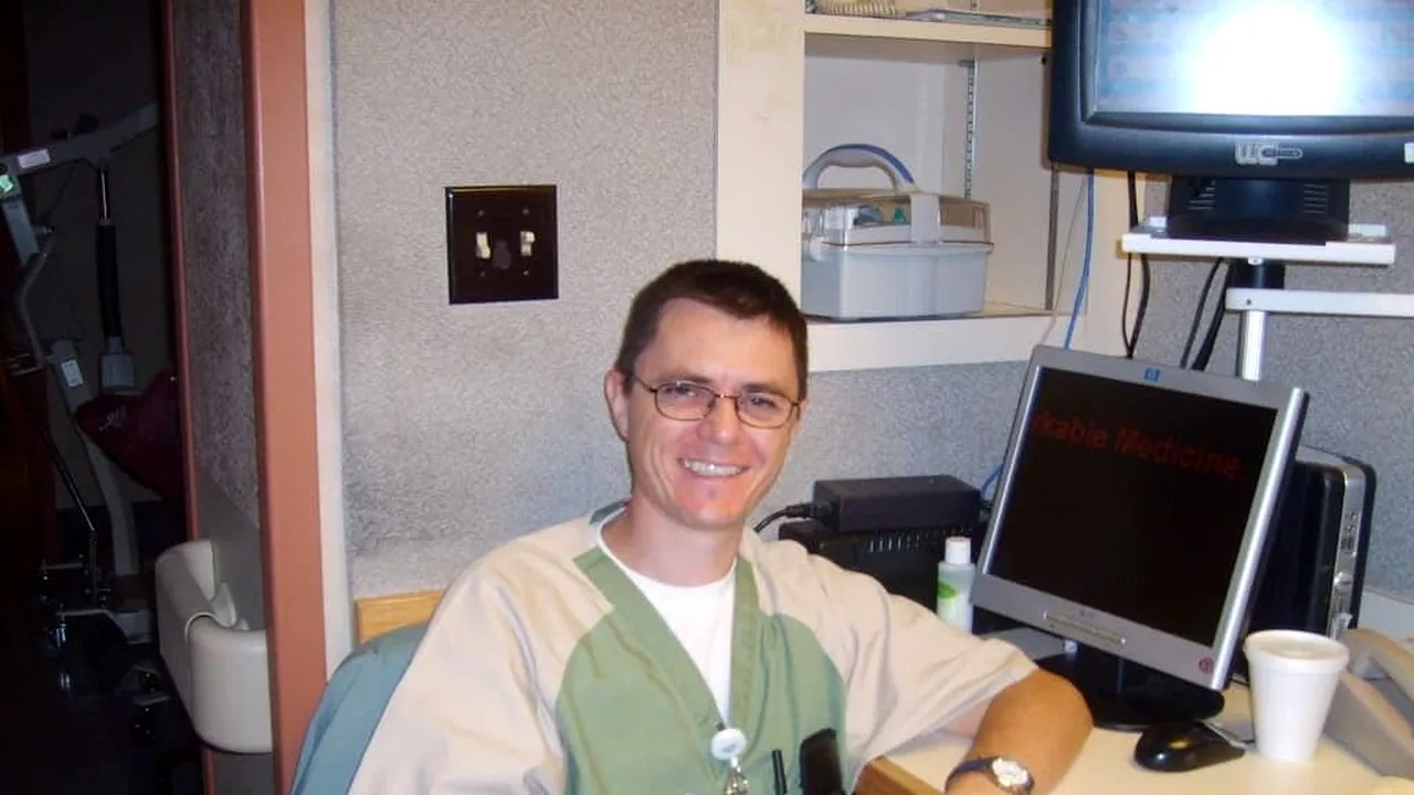 A renunțat la spitalele DE TOP din SUA pentru a conduce un CĂMIN de bătrâni la Cluj. Povestea impresionantă a lui Robert Simon