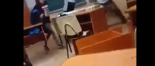 Scene violente într-o școală din România. Doi elevi s-au bătut pe viață și pe moarte, în fața colegilor îngroziți - VIDEO