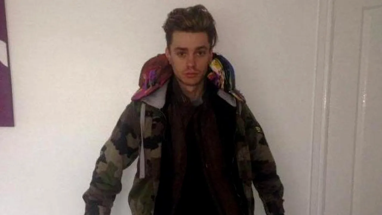 Ca să nu plătească mai mult la bagaje, un cântăreț s-a urcat în avion îmbrăcat în 12 straturi de haine. Ce a pățit tânărul în timpul zborului