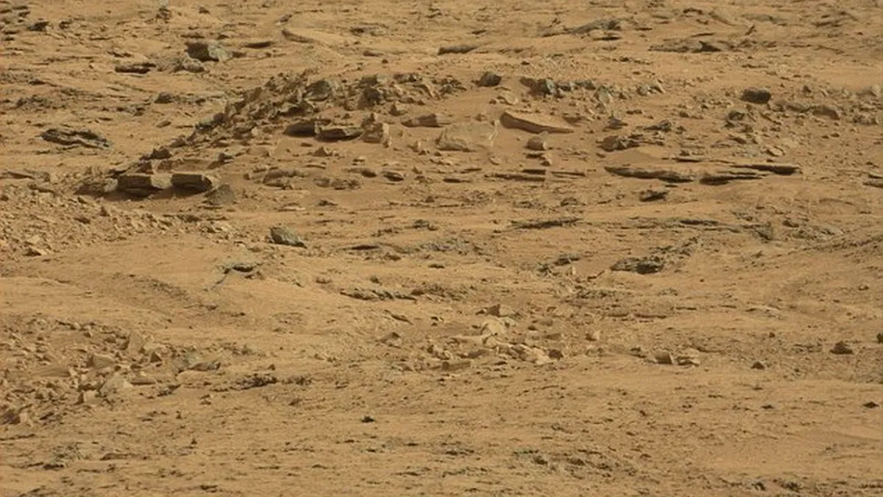 Un internaut spune că a descoperit imaginea unui sicriu într-o fotografie realizată pe Marte. Lista descoperirilor bizare făcute de roverul american Curiosity