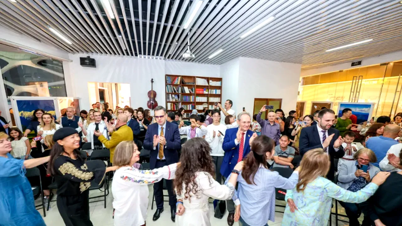 Imaginile zilei. Chinezi în hora românească la Beijing. Surorile Osoianu și cobzarul Sergiu Diaconu au făcut într-o oră ce nu au făcut ani de diplomație românească