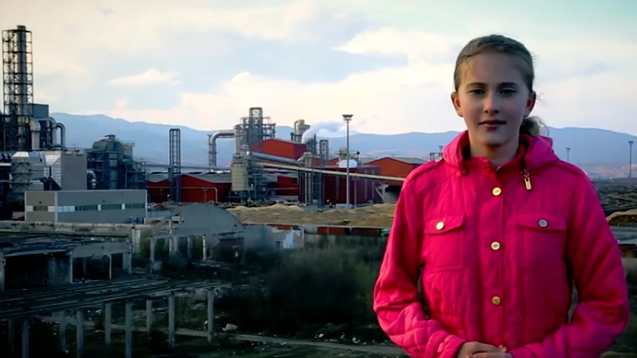 VIDEO - Mesajul unei eleve pentru politicieni: Ne înecăm în gunoaie. Corupția mă sufocă