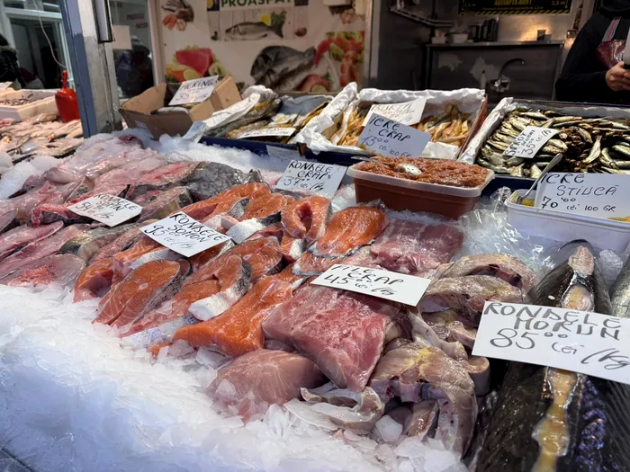 Care sunt prețurile în prag de sărbători în cea mai mare piață din București. Cu cât se vinde un kilogram pește proaspăt la Obor