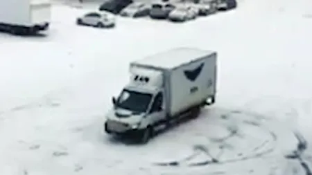 Șoferul unei firme de curierat a fost filmat în timp ce făcea „drifturi