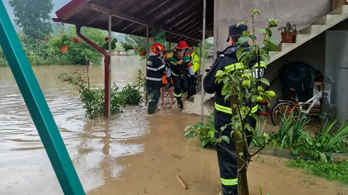 O femeie și doi copii, salvați din casă după inundațiile puternice din Alba. Apa ajunsese la un metru în locuința acestora | FOTO, VIDEO