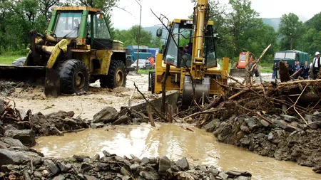 Infotrafic: Șase DRUMURI NAȚIONALE sunt BLOCATE din cauza inundațiilor și a alunecărilor de teren 