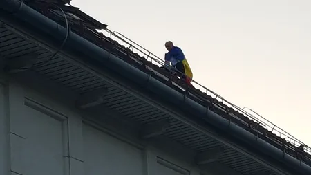 Soluția ingenioasă găsită de pompierii din Brașov pentru a convinge un protestatar să coboare, după 8 ore, de pe acoperișul Tribunalului