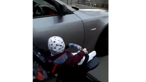Tatăl unui BEBELUȘ, filmat când PLIMBĂ copilul în cărucior, pe lângă mașina pe care o conduce