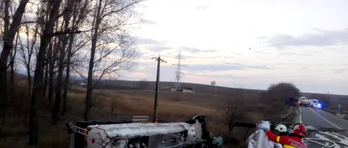 PERICOL DE EXPLOZIE. O cisternă cu benzină s-a răsturnat în Vaslui (VIDEO)