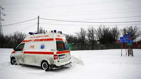 O ambulanță a fost implicată într-un accident din cauza poleiului. Pacientul, dus cu targa prin zăpadă