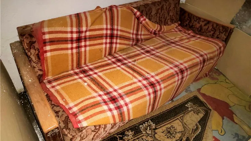 Ce au găsit polițiștii în căptușeala canapelei din apartamentul unui bărbat din Botoșani. Ce ascunsese acolo